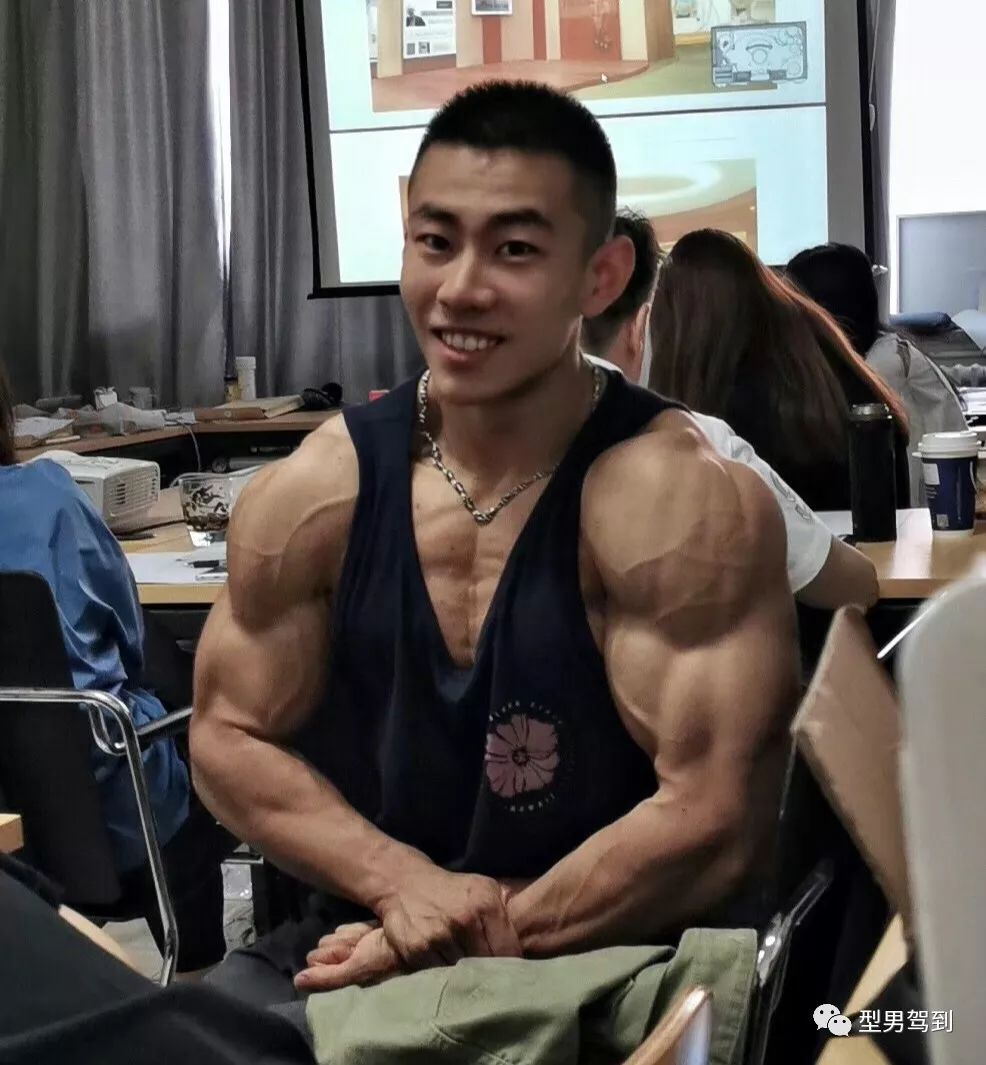 22岁北京最猛大学生这肌肉谁能抗得住啊