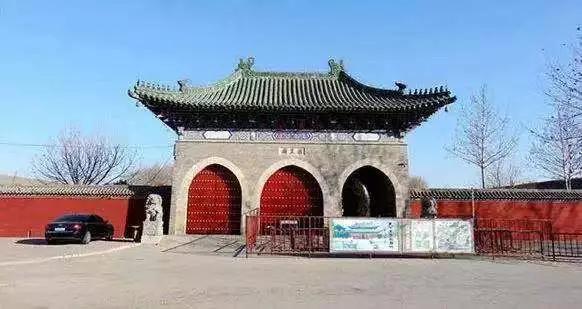 抢烧头炷香该算是一种陋俗,每年正月十五在鄚州大庙旧址尤甚.