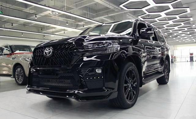 丰田兰德酷路泽毒液版全黑车身獠牙式格栅配v8发动机