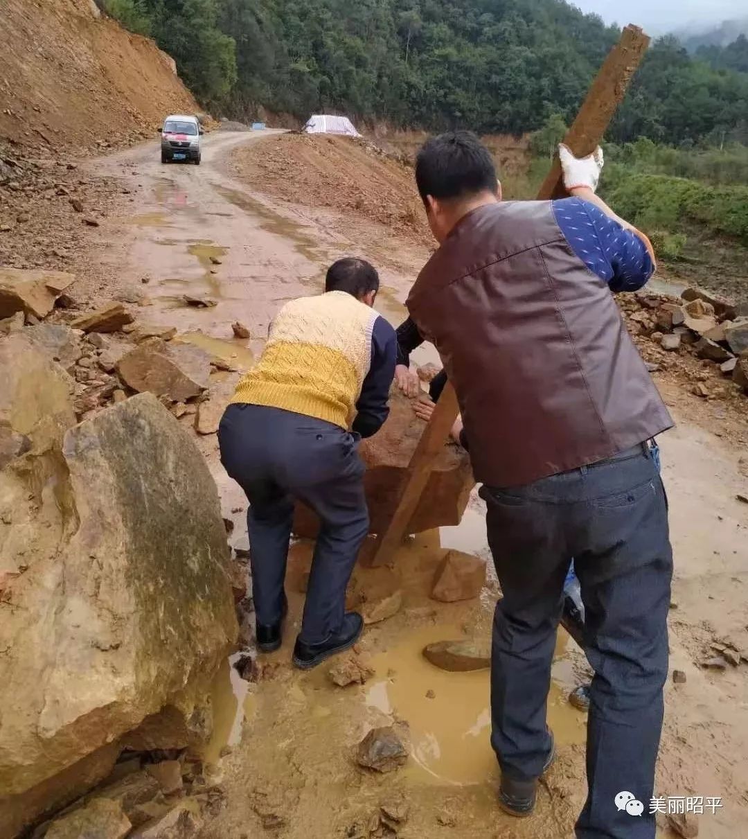 昭平文竹防疫宣传队遇公路塌方徒手搬大石头