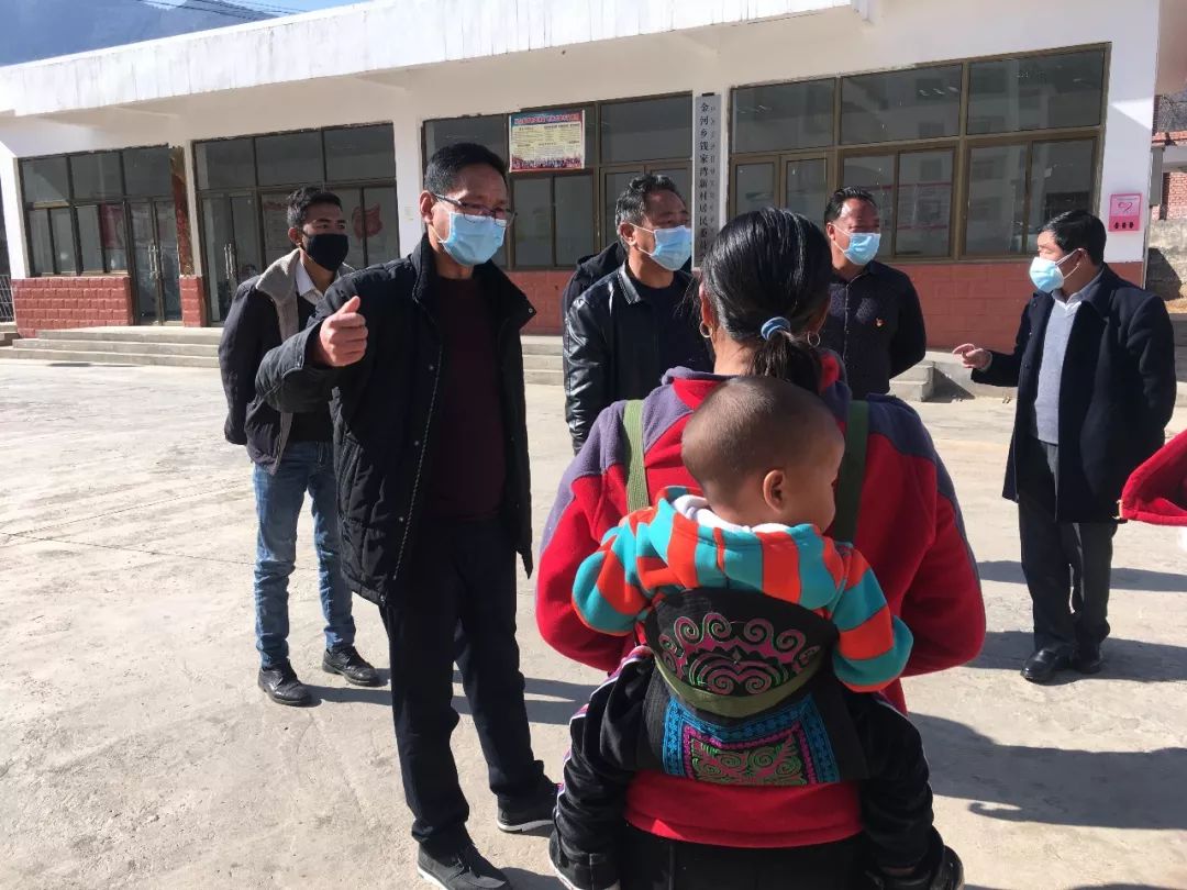 在金河易地扶贫搬迁安置点a,b区,伍华要求安置点的群众要随时关注官方