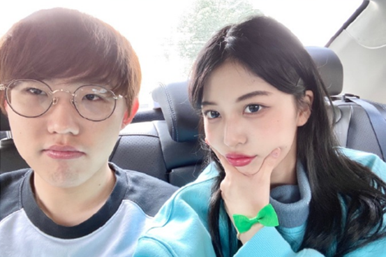 一件事情也发生了,在最近的直播中,imp被一位lpl知名主播余小c嘲讽了