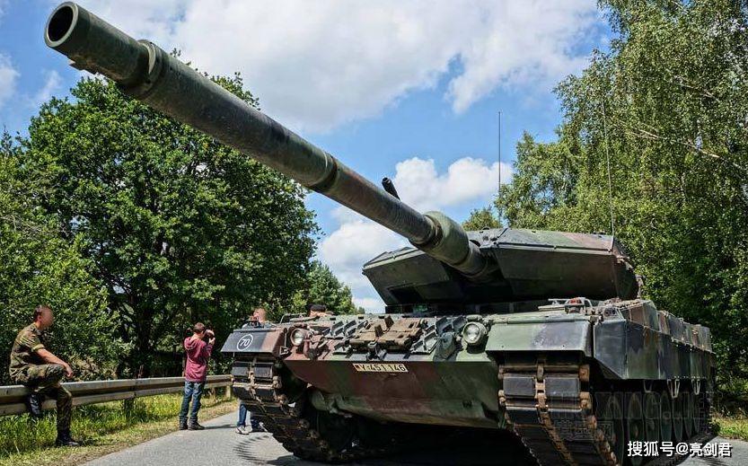 而在火力方面,豹2a7主战坦克配备了一门55倍口径120mm高膛压滑膛炮,炮