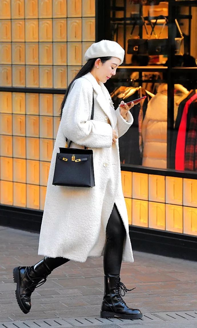 街拍20个穿白色大衣的美女个个漂亮