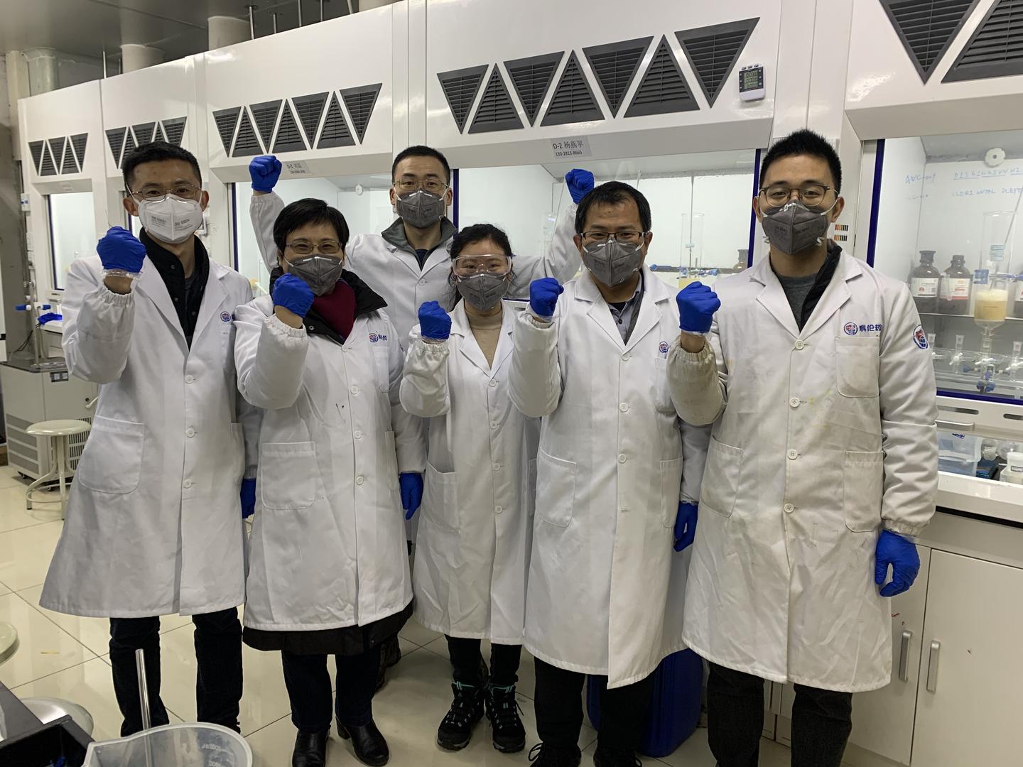 科伦药业研究院研发团队成员当前疫情下,快速开发有效预防和治疗但