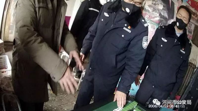 且有4人正在打麻將賭博,民警當即在現場講解疫情防控形勢,明確告知在