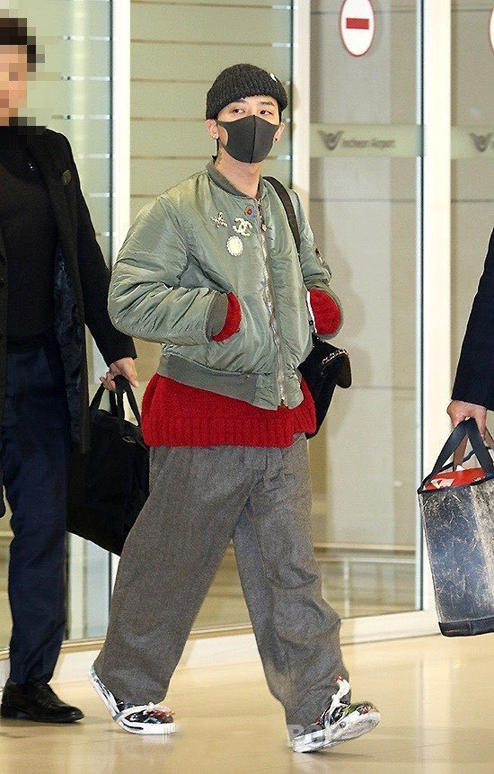 权志龙穿飞行夹克衣摆外露慵懒随性背四万多女士链条包潮味足