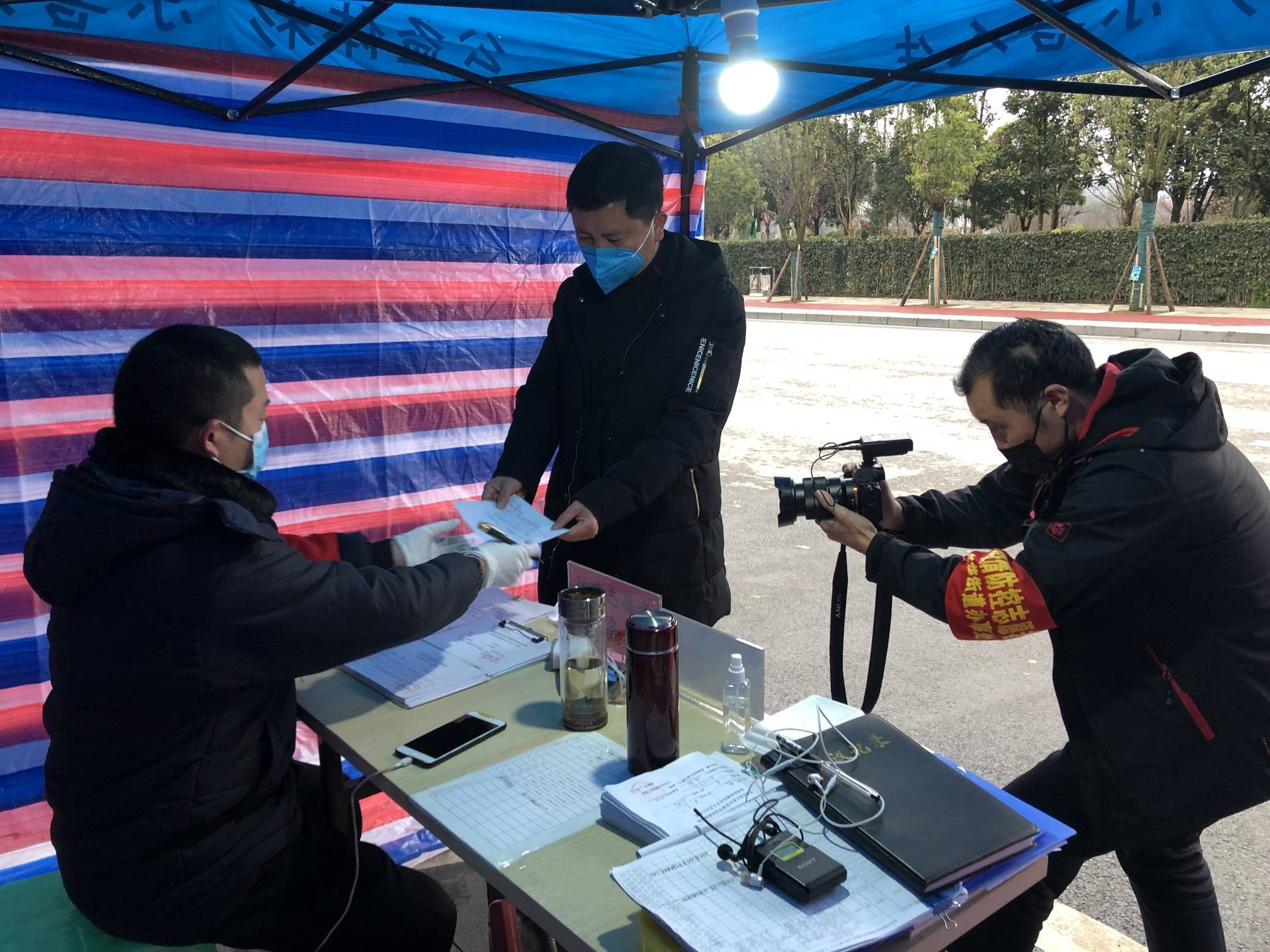 遵义新蒲街道自媒体当志愿者战疫一线记录和讲述感人故事