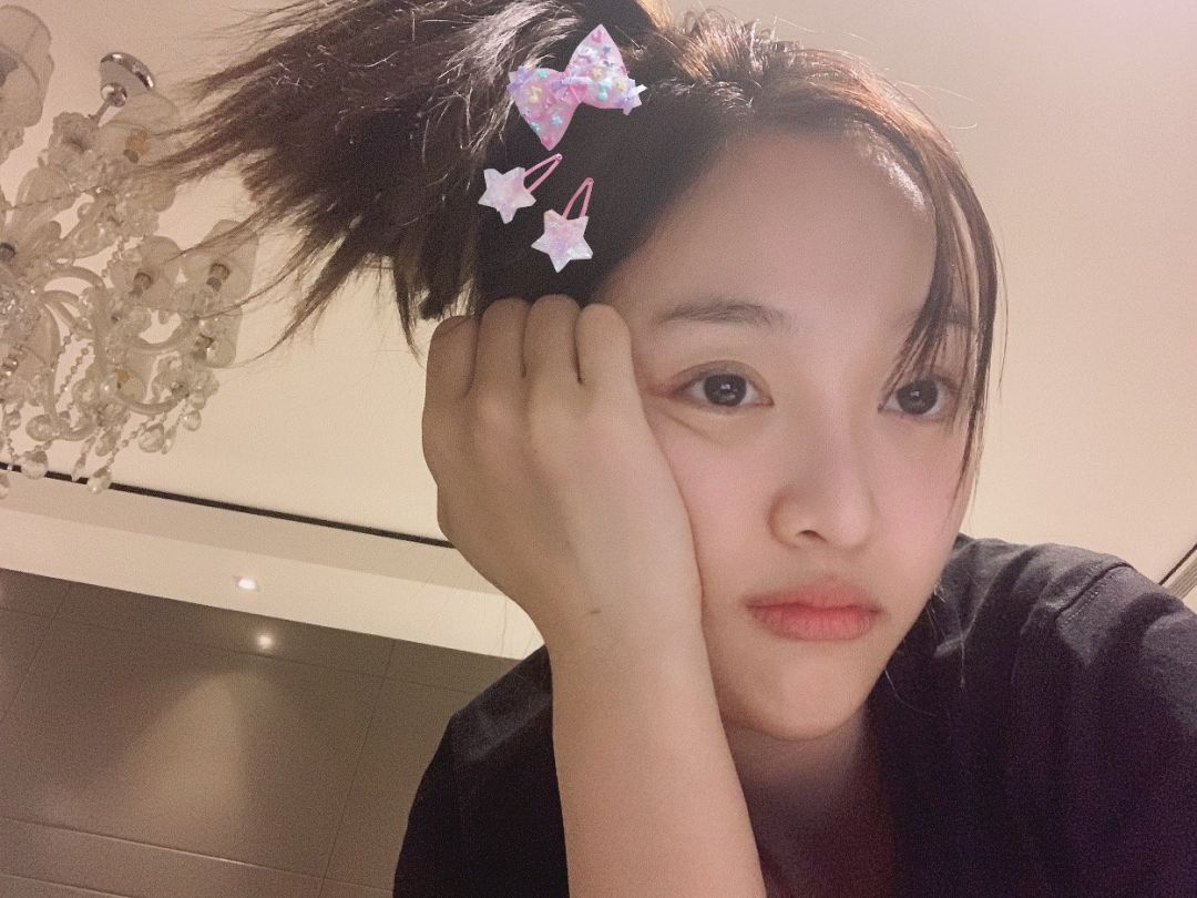 吴宣仪戴口罩似路人原来是眼妆没画好