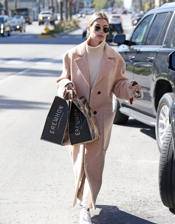 原创昨天过冬今天入夏海莉出街穿搭太随意昨天大衣包裹今天秀蛮腰