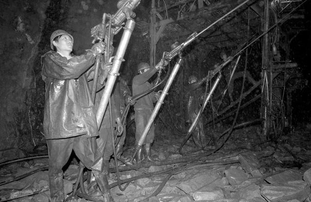 风枪工人隧道员工群像海外员工群像台车作业隧道施工隧洞之光现场办公