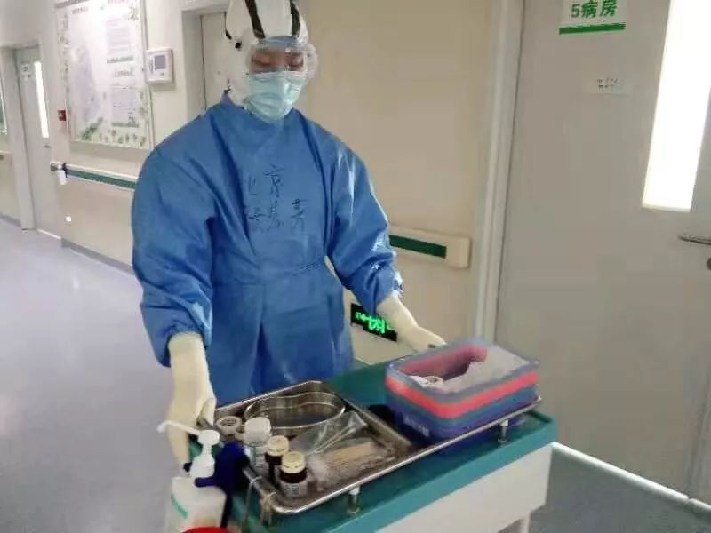 亲爱的儿子:【搜狐健康】近日,北京驰援武汉医疗队队员张芳芳收到9岁