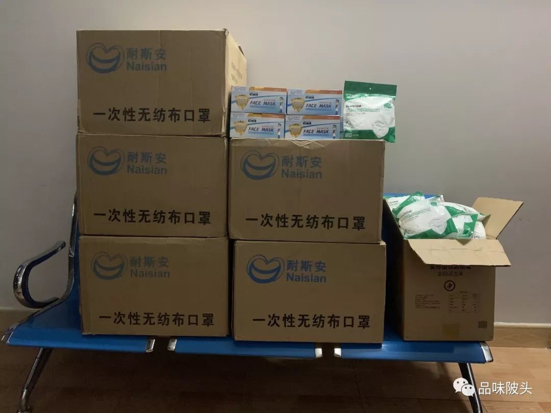 "在众人期待中,这批"千金难买"的500个n90口罩和10600个一次性口罩被