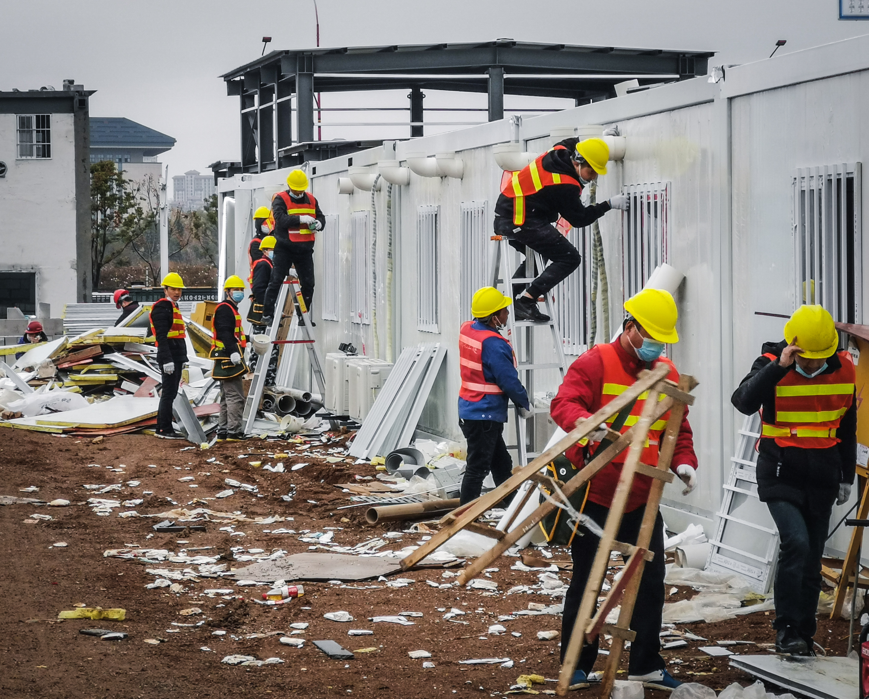 雷神山建筑工人照片图片