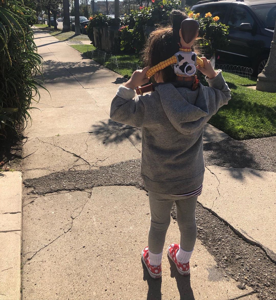 陈冠希晒女儿萌照 alaia将胡迪玩偶架在自己脖子上