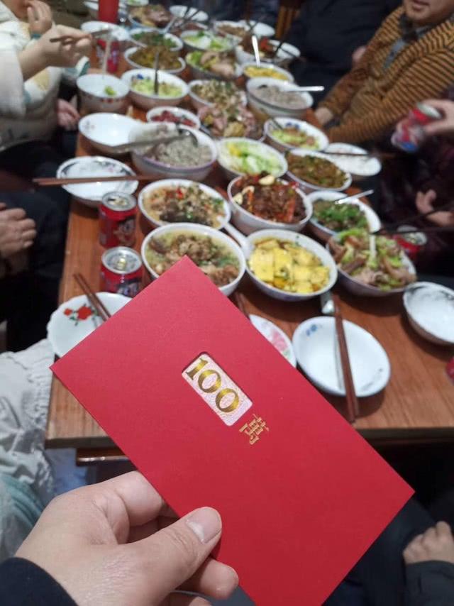 饭桌上还有红包呢,整整一百万,太土豪 了!