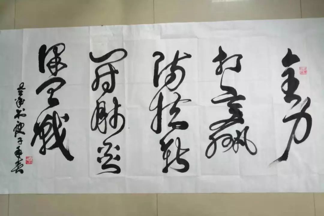 高宏伟书法作品为大家鼓劲在家中挥墨高宏伟秀水村民高宏伟,为全乡