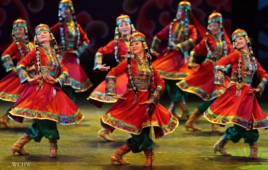 舞蹈节奏明快,舞姿热情奔放,轻捷洒脱,气氛和谐而热烈,让人忍不住跟随