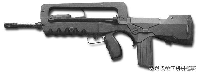 famas轻型自动步枪是法国生产的,可单点,连发,三连发,有效射程300m