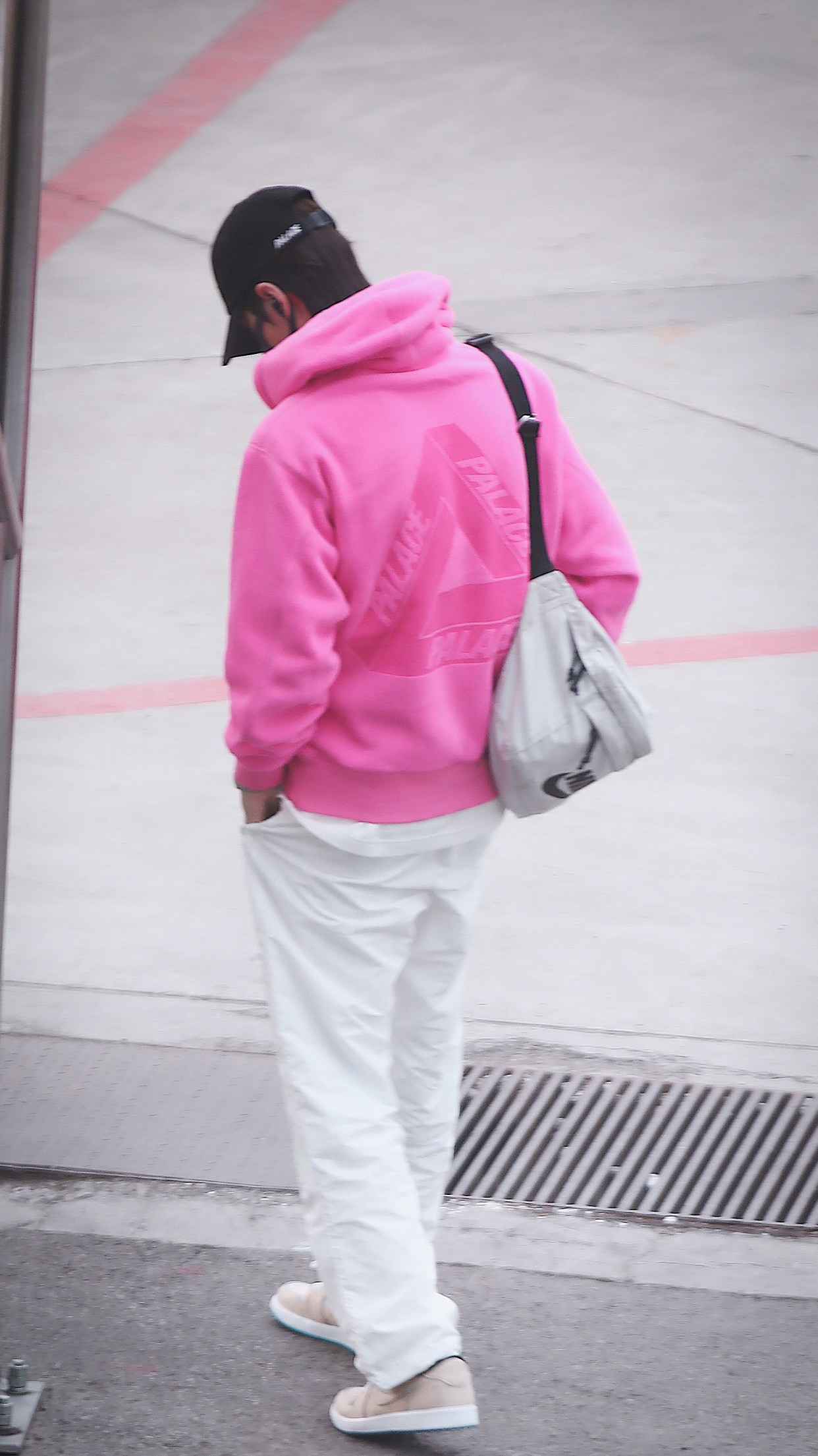 王一博粉色卫衣的照片图片