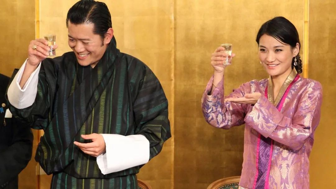 不丹王后经历国王出轨后雪域美女瘦成纸片人强打精神宴客