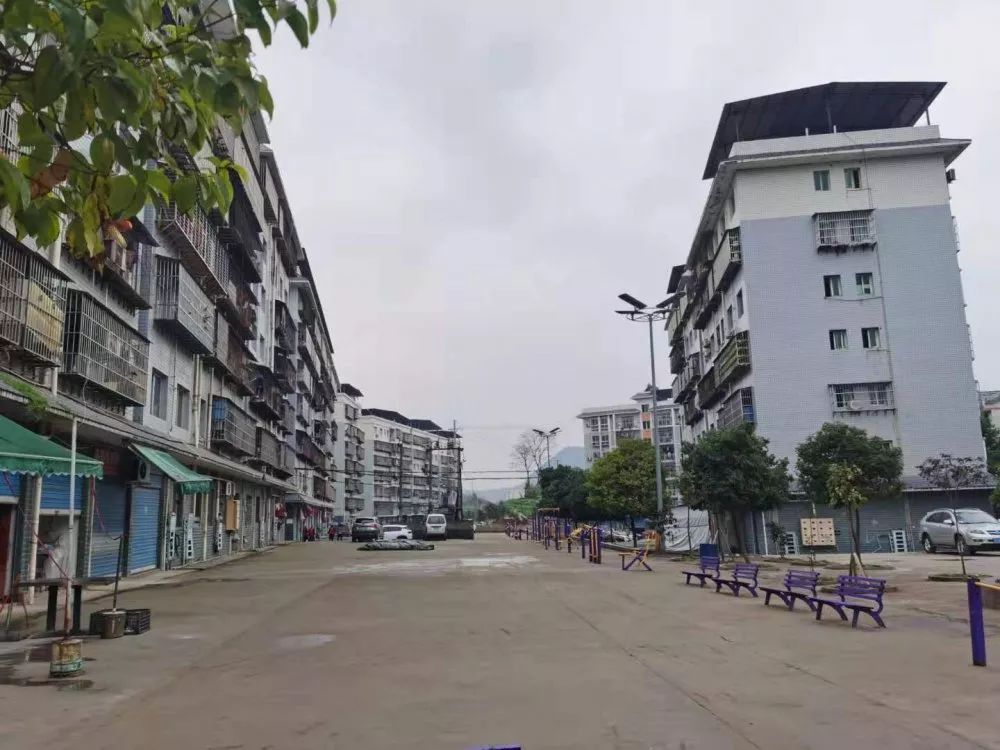 达州高新区堰坝社区网格员变防疫员红马甲筑牢社区楼栋防疫长城