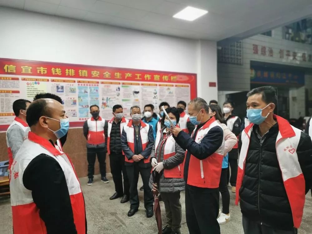 "面对如此热心有爱的乡贤,信宜市委常委,钱排镇党委书记梁荣晓感动之