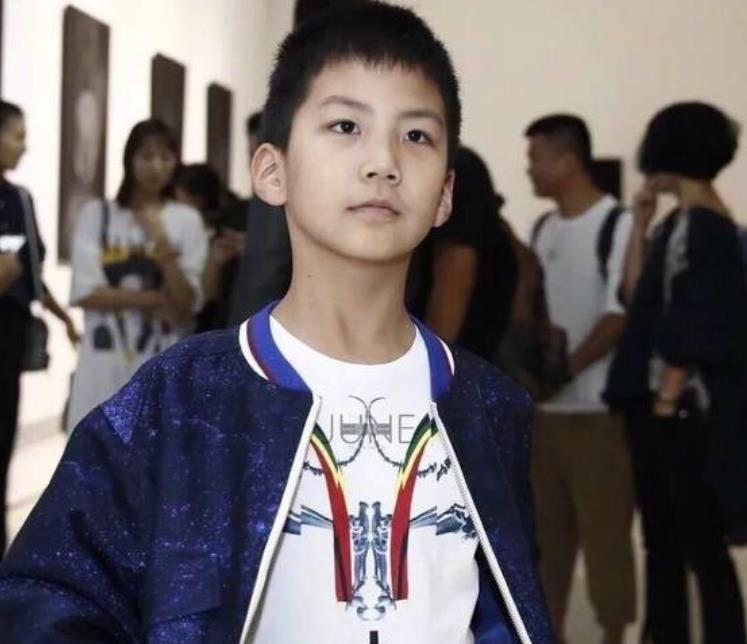 原觉得胡皓康够帅气了,看到曹颖儿子,才懂什么叫"男神式长大"