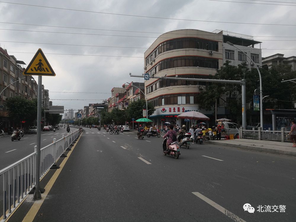 注意北流这五大路口机动车通过人行横道不避让行人要罚150元扣3分