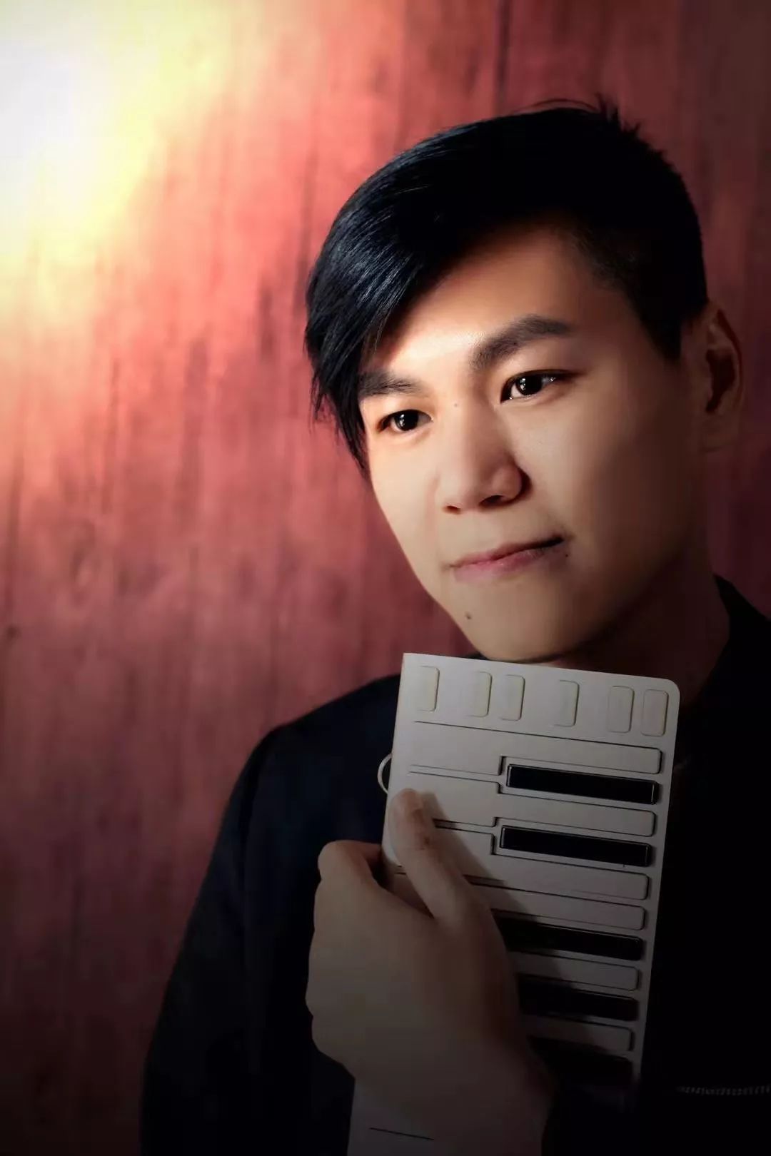 小五哥:酷狗原唱歌手高弋雅:防城港市青年歌手,中学音乐教师.