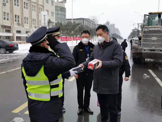 新郑市城市管理局深入一线防疫除雪 众志成城守卫新郑_张宏政