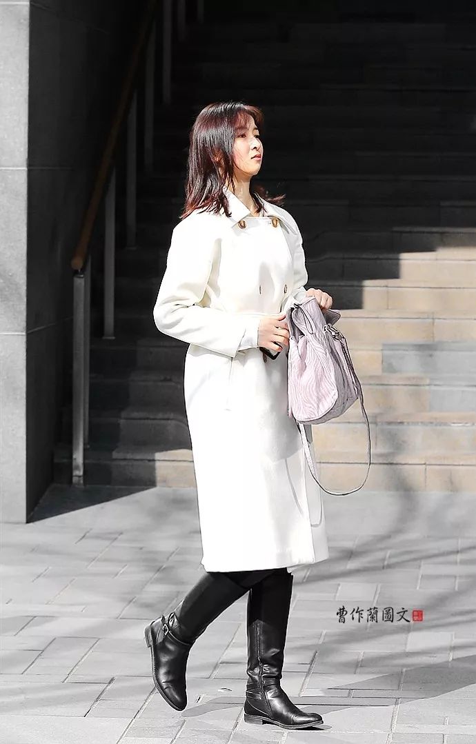 街拍20个穿白色大衣的美女个个漂亮