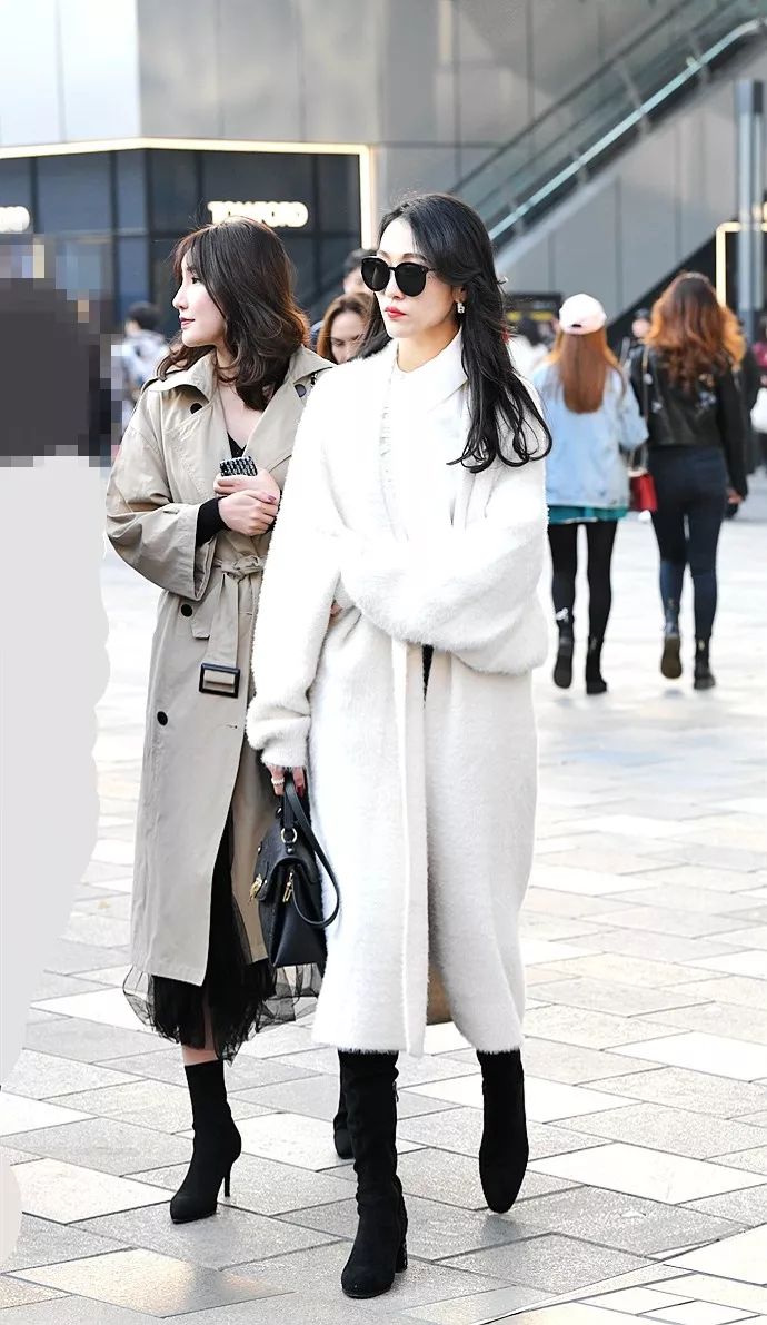 街拍20个穿白色大衣的美女个个漂亮