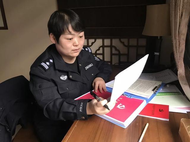 主动请缨阻疫情 "战地警花"分外香