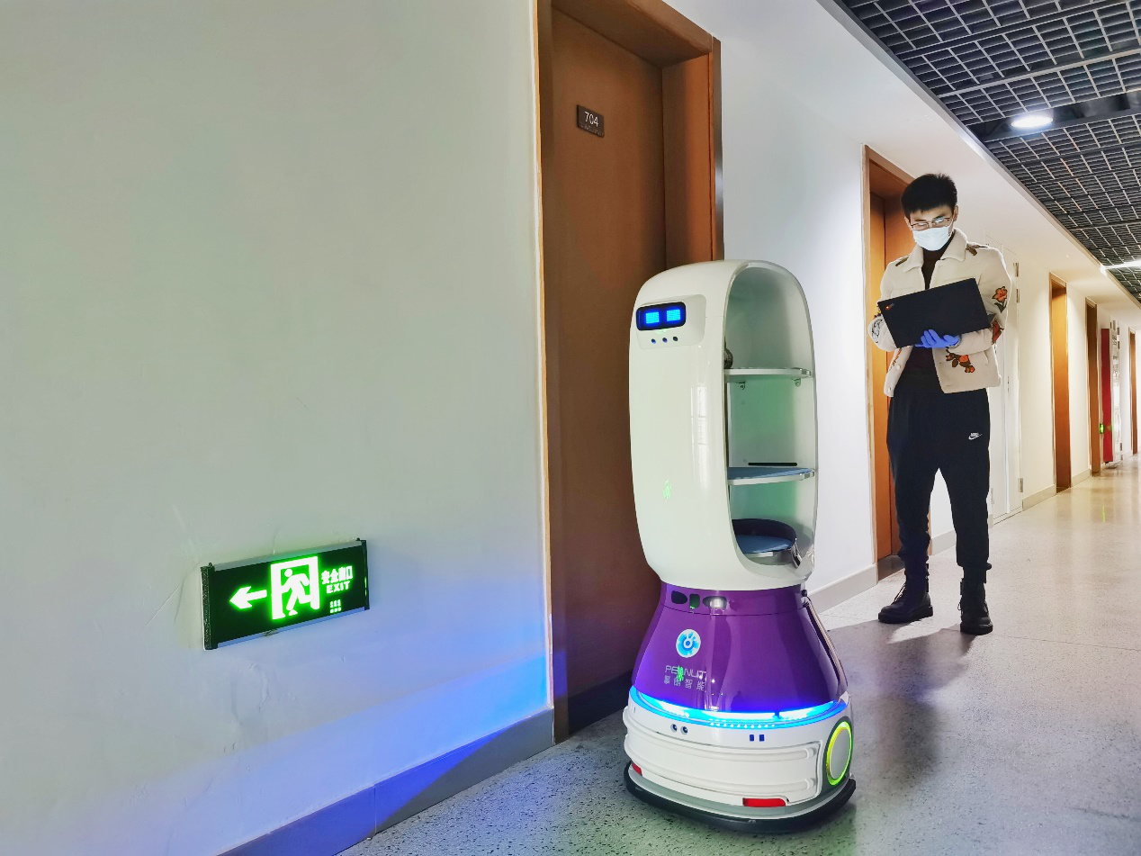 送餐机器人上线人工智能助力上海科技大学战疫