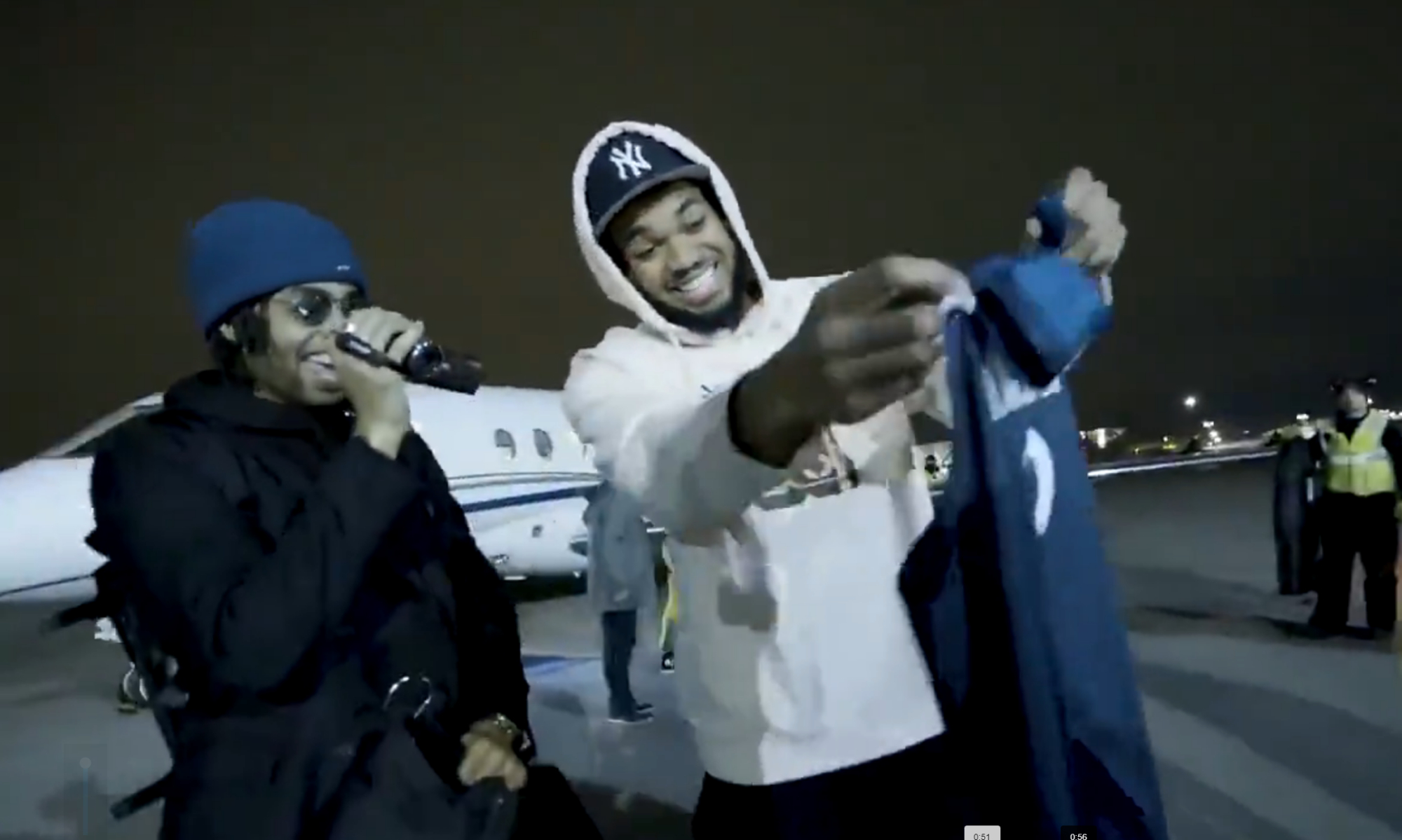 兄弟来了!拉塞尔深夜抵达明尼苏达,唐斯带0号球衣和1件大棉袄接机