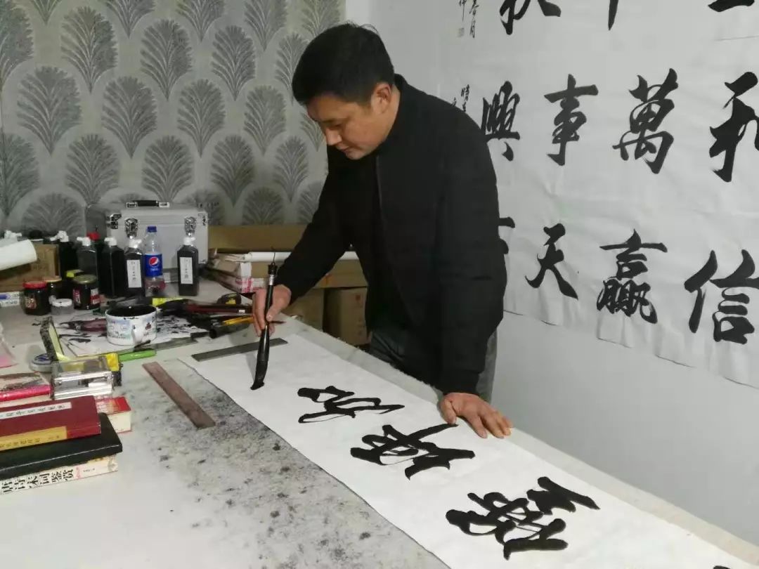 秀水村民高宏伟,为全乡人民挥笔写下"天佑华夏,湖北挺住""致敬医者