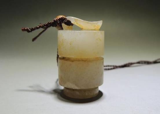 司南佩形若工字形,扁长方体,分上下两层,为两长方柱相连形,横腰环一