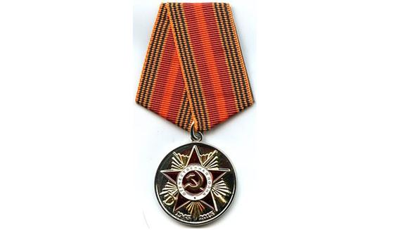 二战胜利75年,绍伊古向苏联元帅亚佐夫颁发勋章,96岁已无法起身