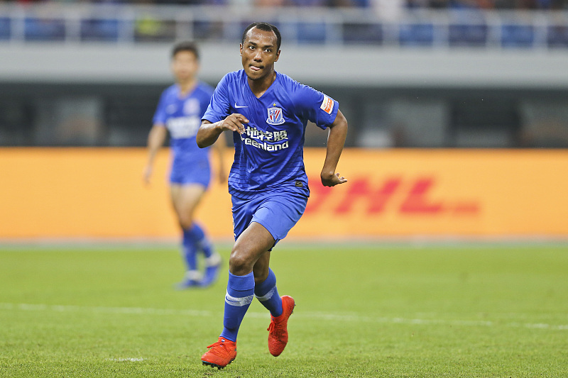 他曾是申花后防最佳引援,续约后却乐不思蜀,如今成球队高薪鸡肋_艾迪