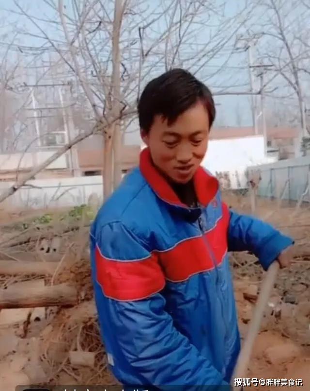 首先是大衣哥的妻子大衣嫂,还有就是大衣哥的乡邻小伙子朱善阔,好像这