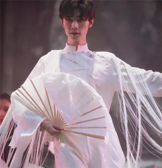 当爱豆遇上国风扇子舞,王一博vs林一,看到宋继扬:仙子下凡