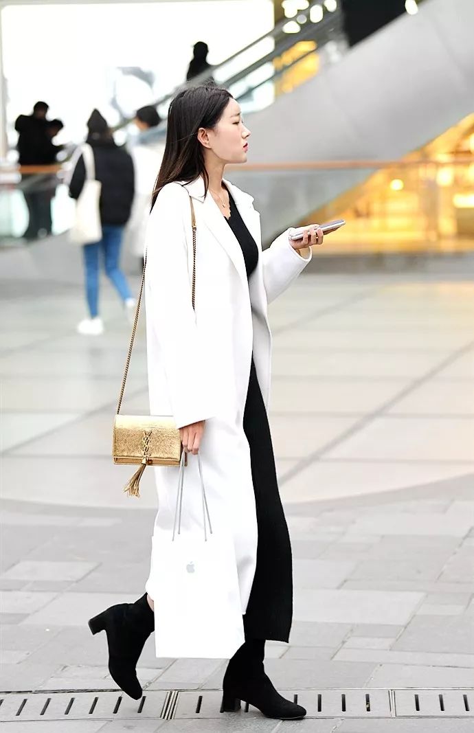 街拍20个穿白色大衣的美女个个漂亮