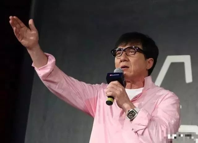 据悉,在疫情发生后,成龙曾携手甄子丹,孙红雷,杨幂,黄轩等众多明星