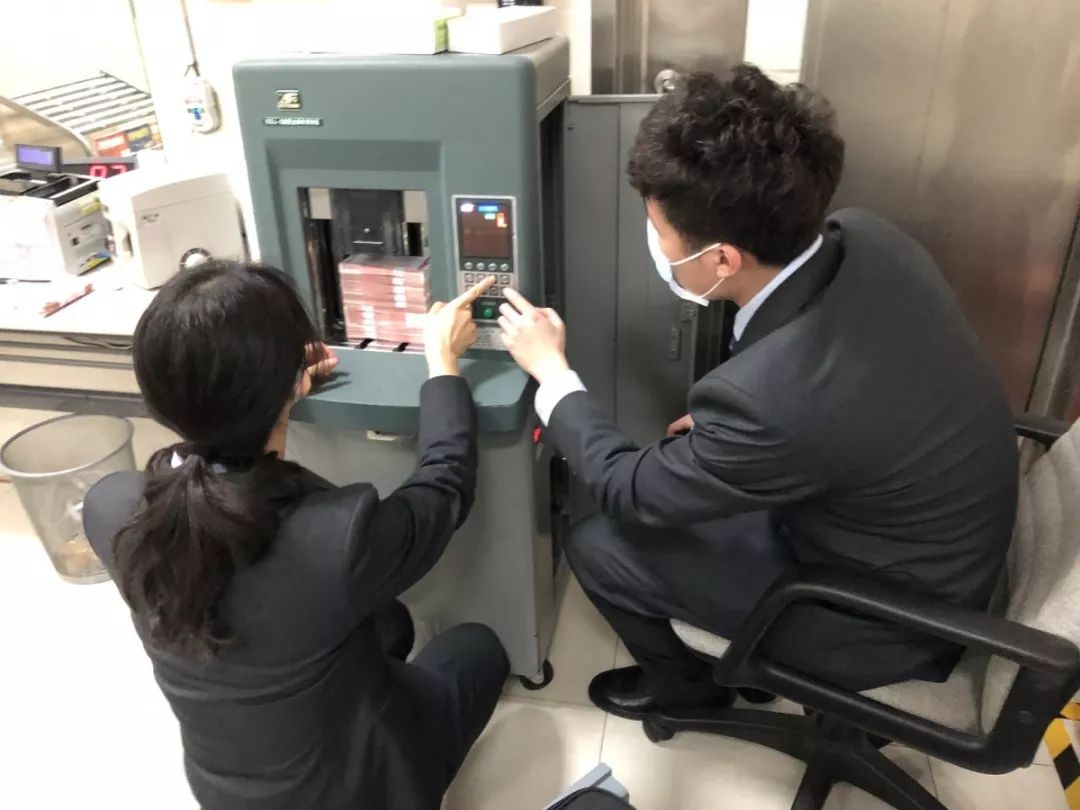 此外,网点扎实做好现金调拨,atm机具维护和加钞等工作,有效满足市民的