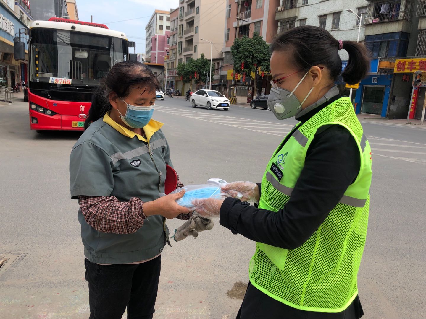感动!77岁老党员为隔离乡亲送物品,热心市民给环卫工送口罩