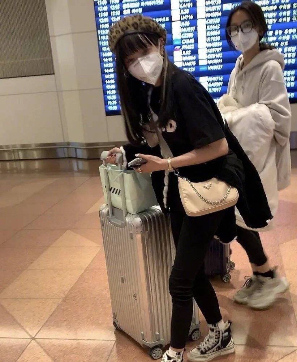 吴宣仪戴口罩似路人,原来是眼妆没画好!