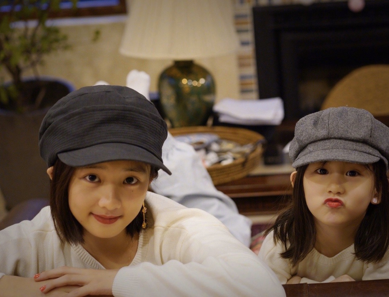 黄磊孙莉合体为女儿庆生14岁黄多多和孙莉越长越像基因强大