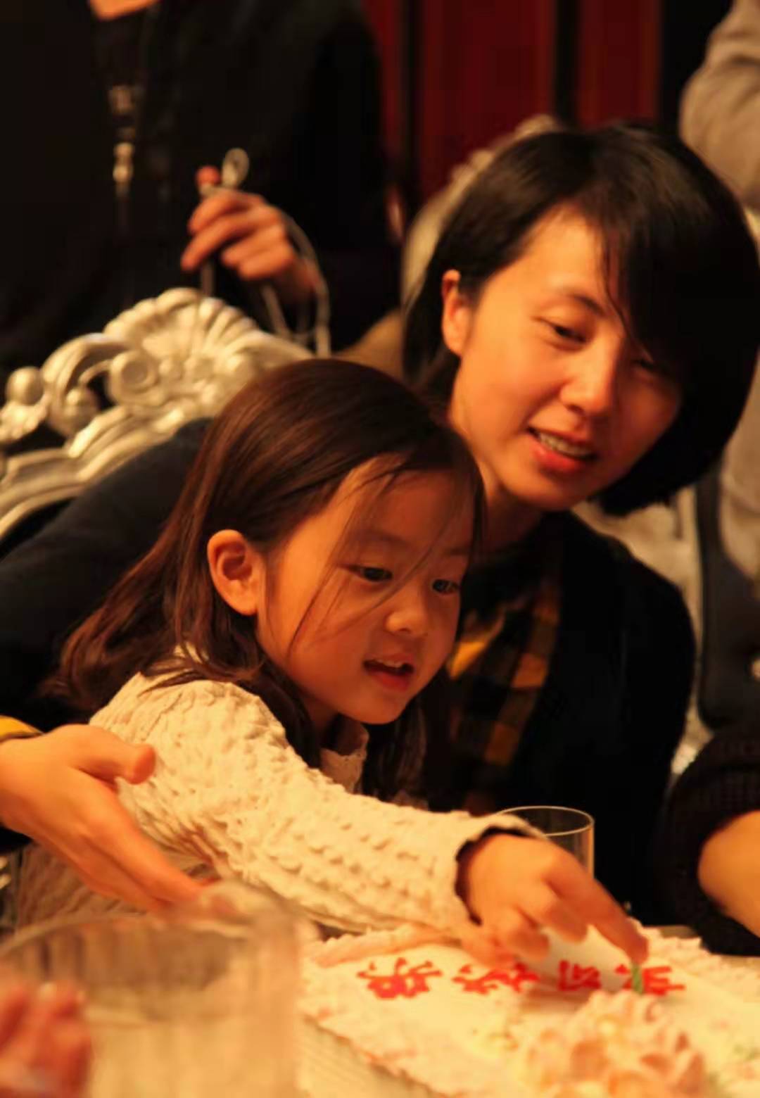 孙莉晒照为多多庆生,14岁的多多扮相成熟,完全是妈妈的翻版_生日