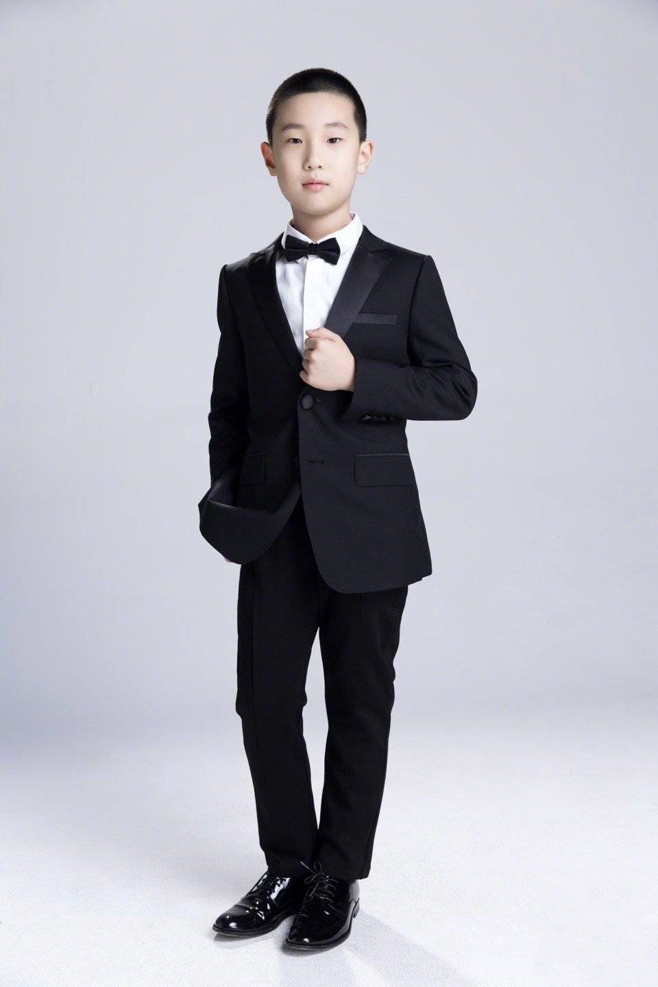 林永健一家三口元宵节包饺子,娇妻颜值超高,9岁儿子像极了他_妻子